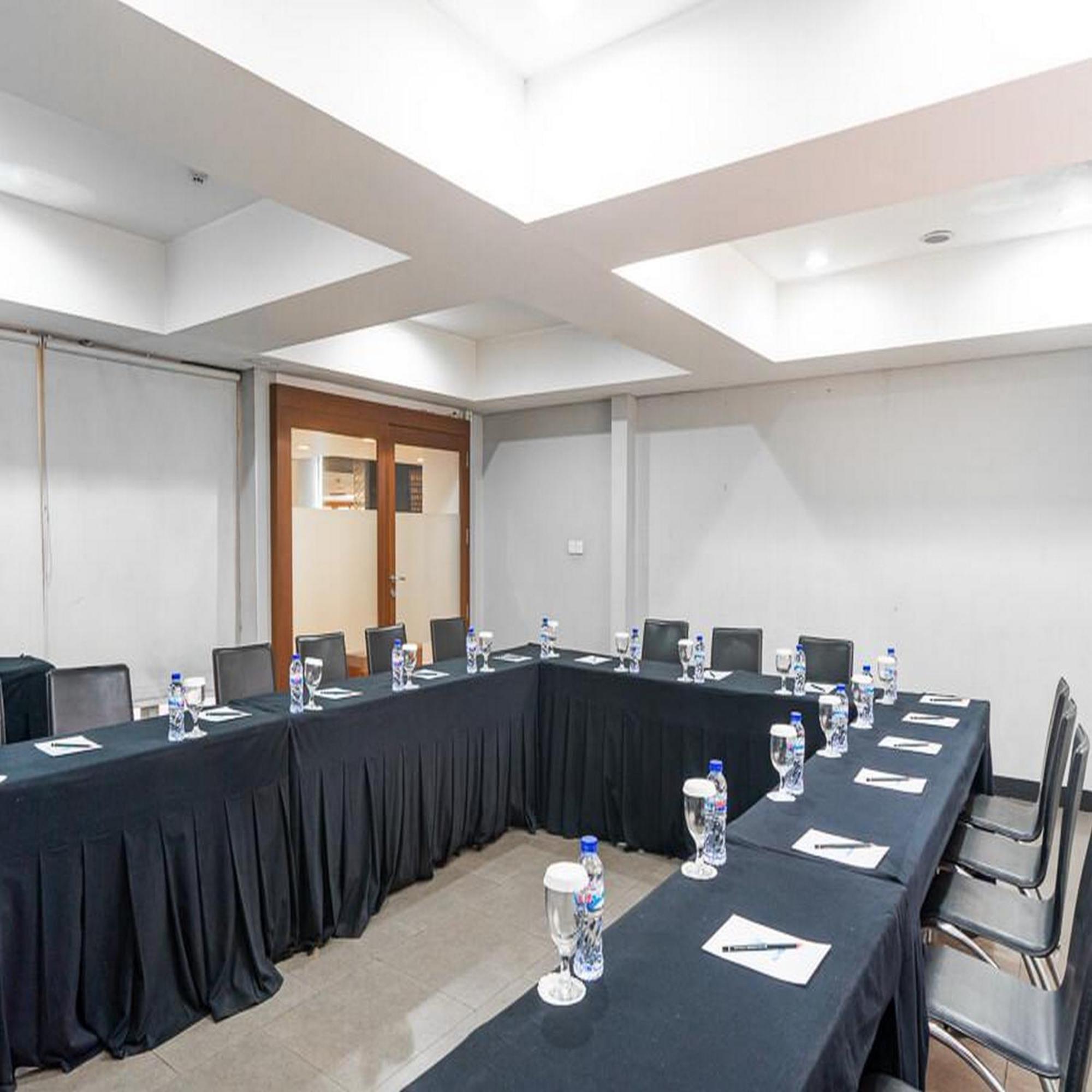 Reddoorz Plus At Blue Pacific Blok M Jakarta Exterior photo